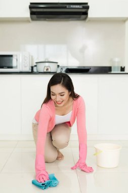 Yerleri temizleyen kadın