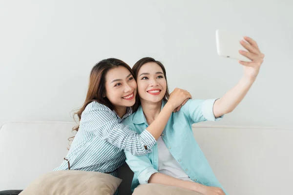 Θηλυκό φίλους κάνοντας selfie — Φωτογραφία Αρχείου
