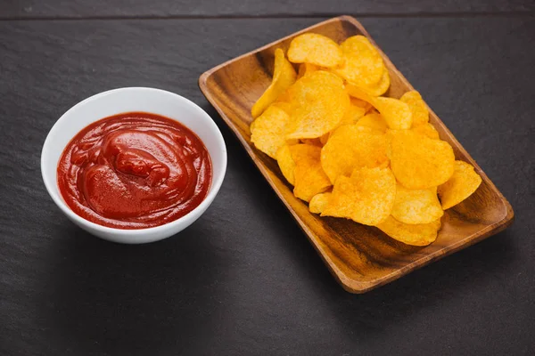 Chips en ketchup — Stockfoto