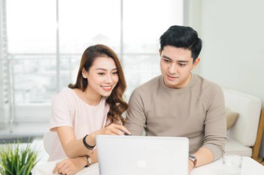 Dizüstü bilgisayar kullanan çift 