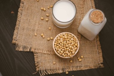 Soya sütü ve soya fasulyesi 