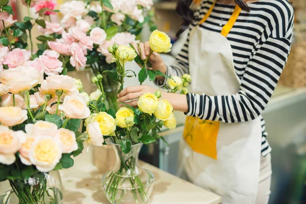 Floristería cuidando las flores —  Fotos de Stock