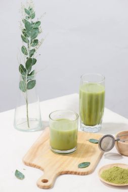 Sıcak Matcha sütlü çay