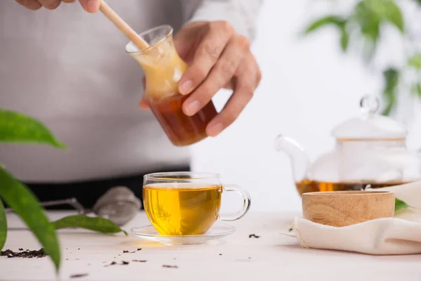 Našpulené medu do šálku čaje — Stock fotografie