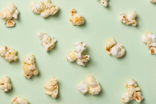 Popcorn auf grünem Hintergrund. — Stockfoto