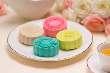 çanak üzerinde renkli mooncakes