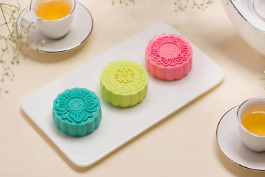 çanak üzerinde renkli mooncakes
