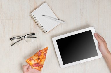 Dijital tablet tutan adam 