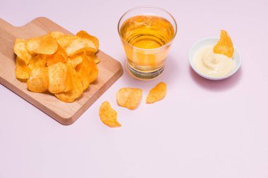 Peynir ve patates cipsi içki ile