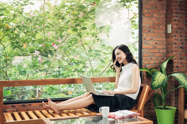  kadın kırmızı defter ile