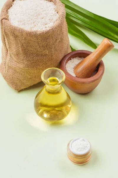 Aceite de arroz en botella de vidrio — Foto de Stock