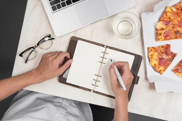 Ofis çalışanı bir öğle yemeği