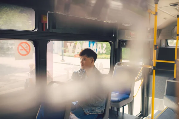Άνθρωπος που κάθεται στο λεωφορείο πόλης — Φωτογραφία Αρχείου