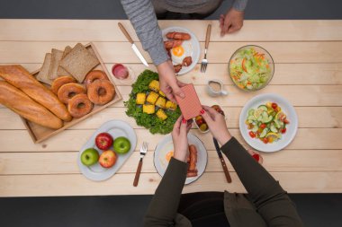 hediye vermek ile çıkan çiftin.