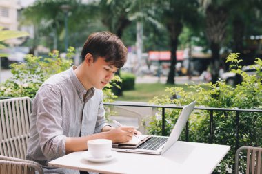 erkek freelancer laptop ile çalışma