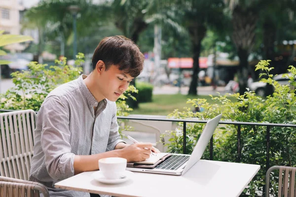 erkek freelancer laptop ile çalışma
