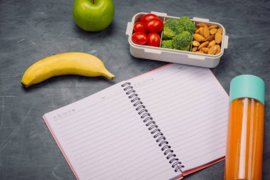 Danışma kitaplar ile Servis Kahvaltı