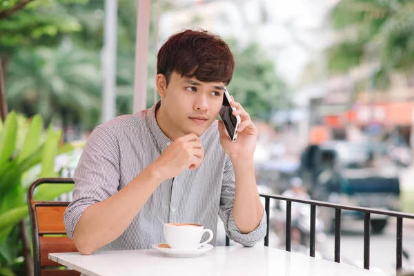 Hombre de negocios haciendo una llamada telefónica — Foto de Stock