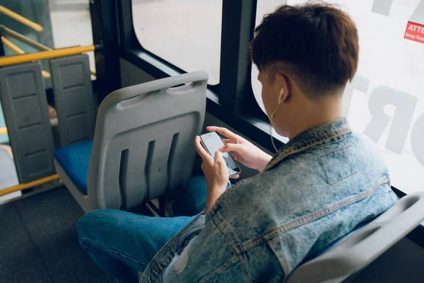 şehir otobüs içinde oturan adam 