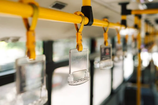 Manijas amarillas dentro del autobús . — Foto de Stock