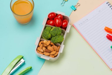 Okul kahvaltı masasında