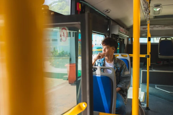 Hombre sentado en autobús de la ciudad — Foto de Stock