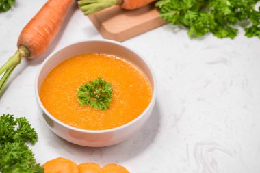 Krem ve maydanoz ile havuç çorbası