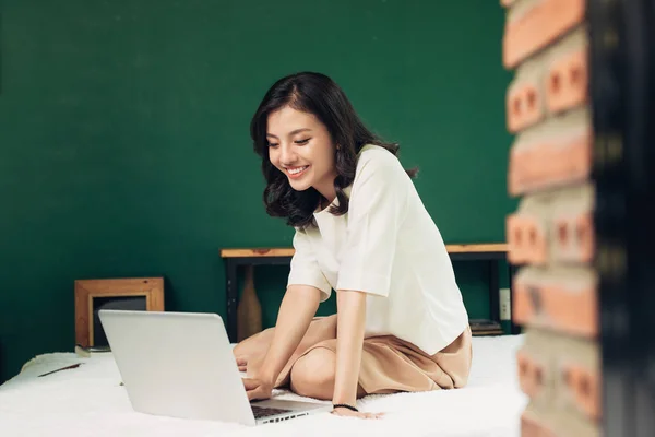 Woman working on laptop — Stock Photo, Image