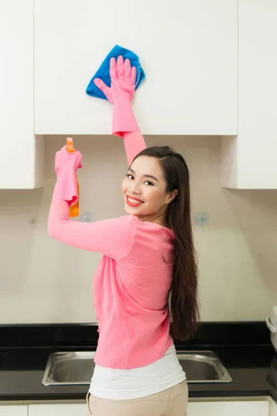 Cansado mulher limpeza cozinha — Fotografia de Stock