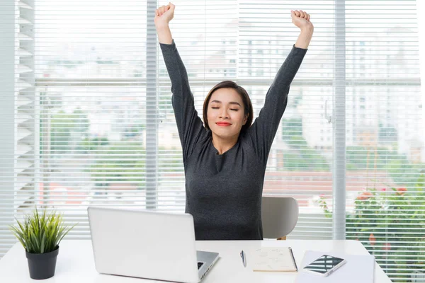 Kollarını uzatan bir kadın