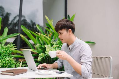 erkek freelancer tablet kullanma 