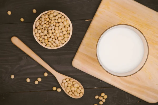 Glas mit Milch und Sojabohnen — Stockfoto