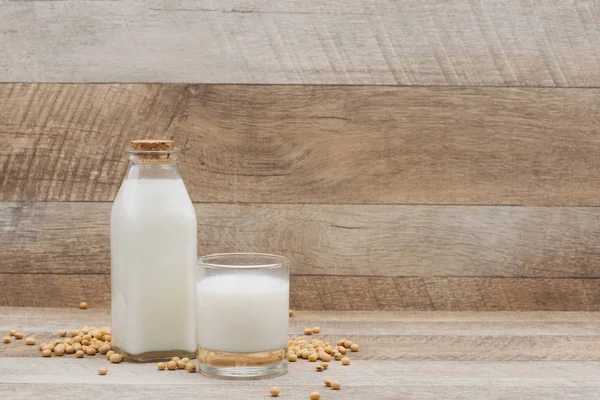 Láhve a sklenice mléka sójové — Stock fotografie