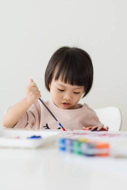 fırçayla çizim kız bebek 