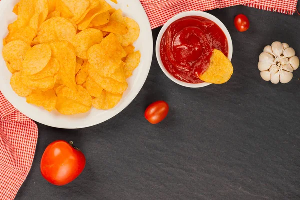 Burgonya chips, és ketchup — Stock Fotó