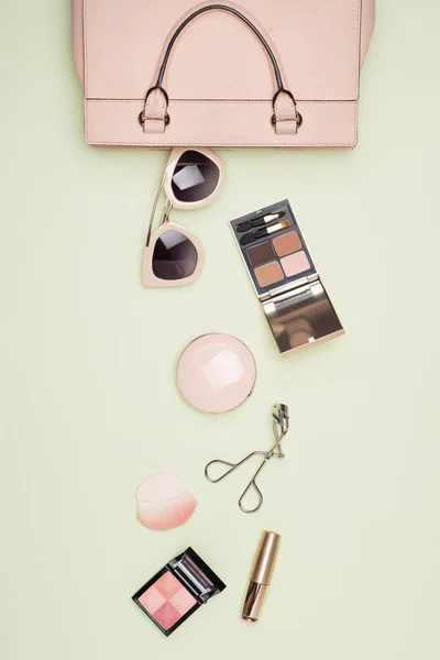 Produtos de maquiagem com saco cosmético — Fotografia de Stock