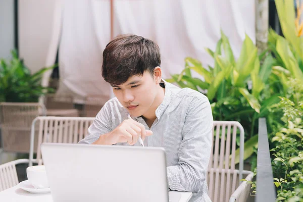 Freelancer masculino trabalhando com laptop — Fotografia de Stock