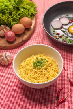 Hazır erişteler kasede