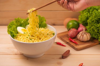 Anlık erişte yemek