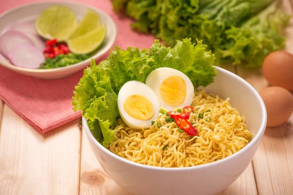 Asian noodles with vegetables — Stock Photo, Image