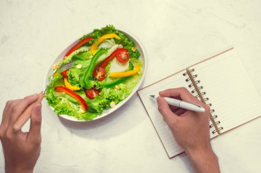 otepad, kalem ve taze salata çatalı