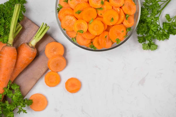 Очищенные кусочки моркови в миске . — стоковое фото