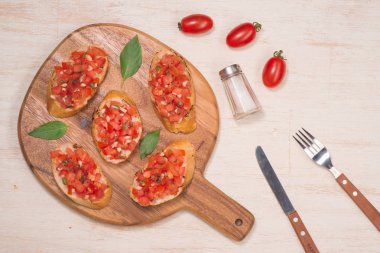 domates ve otlar ile ekmek