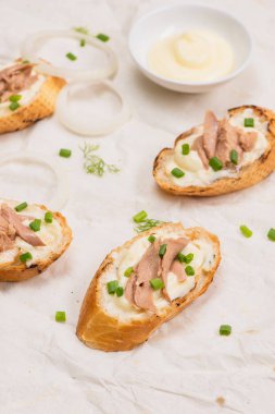 Bruschetta ton balığı, soğan ve mayonez ile.
