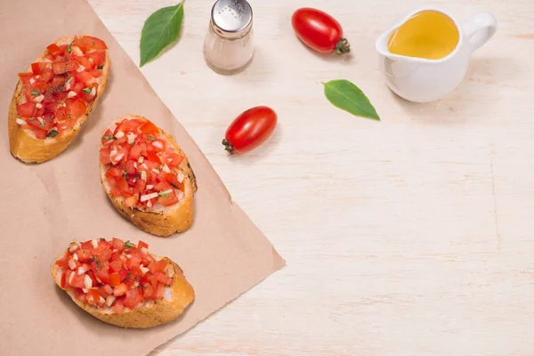 Pan con tomates y hierbas —  Fotos de Stock