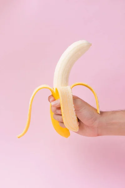 Main tenant la banane pelée — Photo