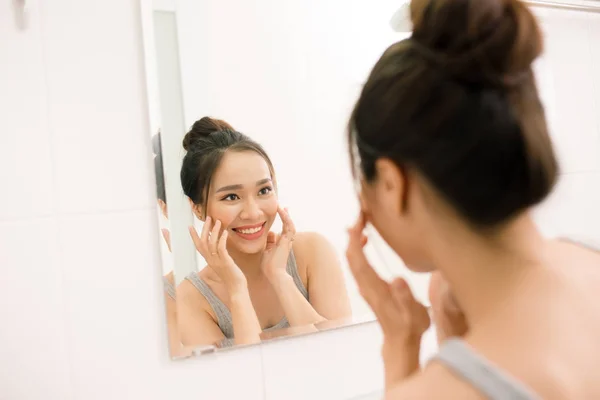 Mujer mirando al espejo — Foto de Stock