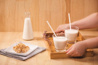 süt gözlüklü tepsi