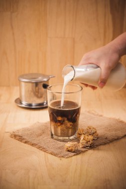 Bardakta buzlu kahve. 