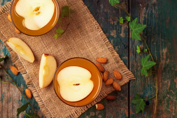 Tarçın ile sıcak elma çayı